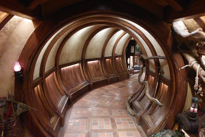 2-Day Hobbiton, Rotorua, Waitomo Caves Tour from Auckland with Accommodation - Rotorua and Te Puia, from geysers to Māori arts