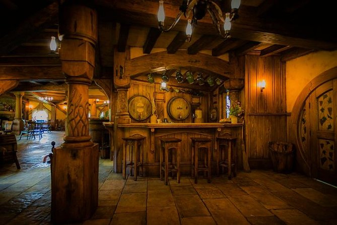 2 Day Waitomo Caves, Hobbiton Movie Set and Rotorua Tour from Auckland - Waitomo Glowworm Caves: a calm start underground
