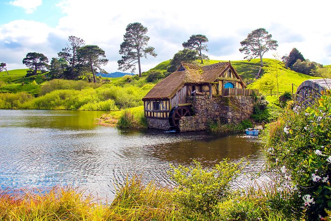 3 Day Waitomo Caves, Hobbiton Movie Set and Rotorua Tour from Auckland - Te Pa Tu adds a cultural evening