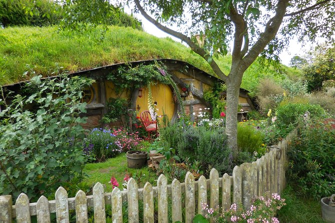 6hr Hobbiton Movie Set Tour - Departs Tauranga - The Green Dragon Inn and Hobbiton extras
