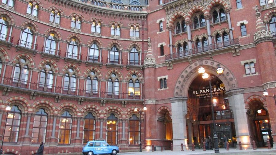 A Muggle's Guide to London: Harry Potter Walking Tour - Along the Thames with Harry’s broomstick