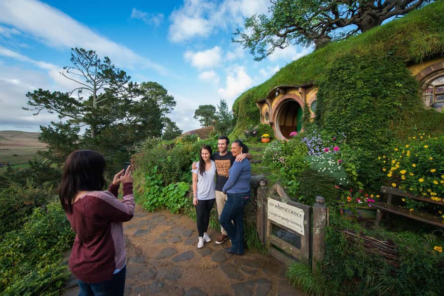 Auckland: Hobbiton and Rotorua Day Tour including Te Puia - Why this Auckland day trip works