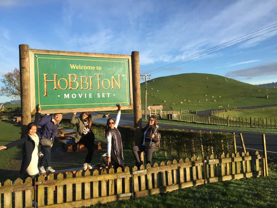 Auckland: Hobbiton and Rotorua Day Tour including Te Puia - Who should book this experience?