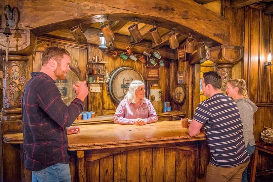 Auckland: Hobbiton Movie Set Day Trip with Festive Lunch - The gift shop and the time pressure