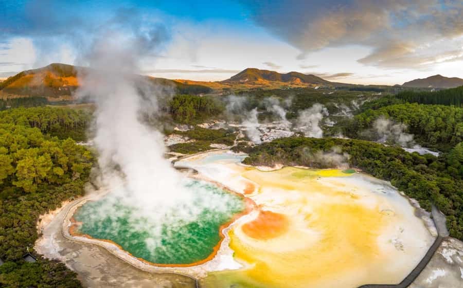 Auckland: Hobbiton, Rotorua and Wai-O-Tapu Day Tour - Crossing Waikato farming country