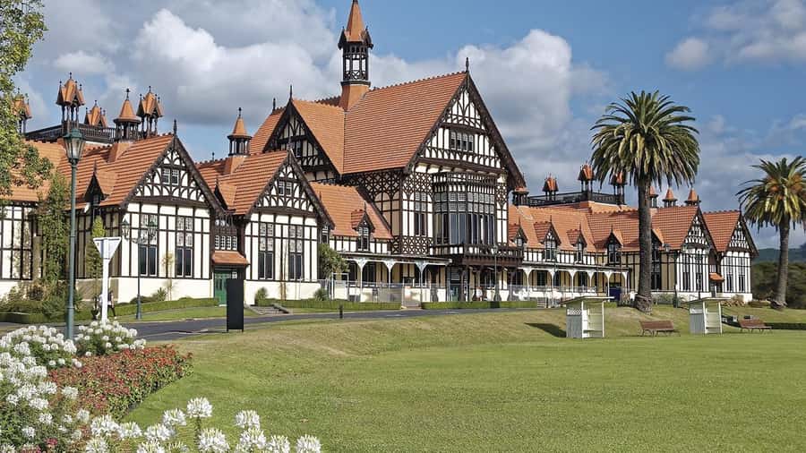 Auckland: Hobbiton, Waitomo Caves, and Rotorua 1-Way Tour - Who will enjoy this tour most