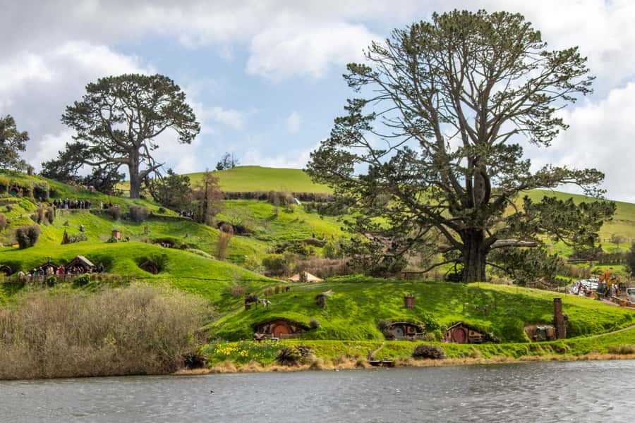 Auckland: Hobbiton & Waitomo Caves Small-Group Tour & Lunch - Five things to know before you book