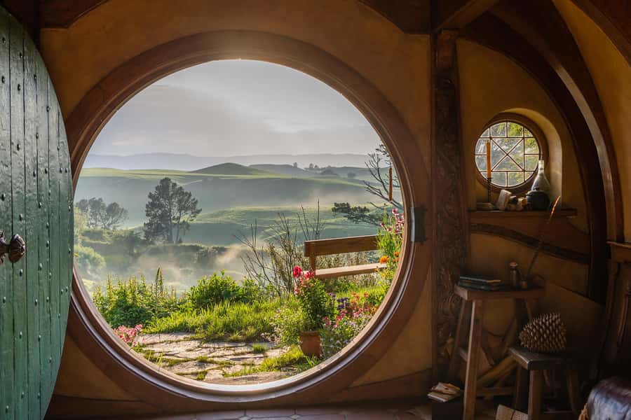 Auckland: Hobbiton & Waitomo Caves Small-Group Tour & Lunch - Lake Karapiro and the Waikato road