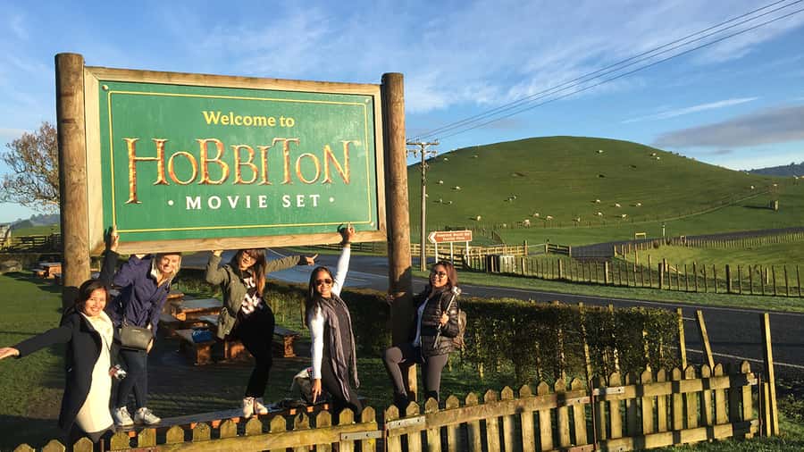 Auckland: Hobbiton & Waitomo Caves Small-Group Tour & Lunch - The guide can make or break the long drive