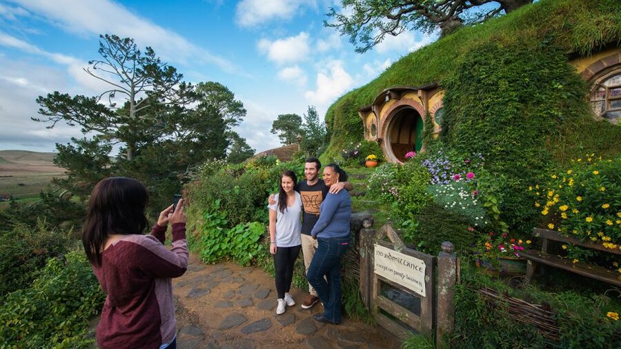 Auckland: Hobbiton & Waitomo Caves Small-Group Tour & Lunch - Who should book this day trip?