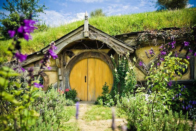 Auckland to Hobbiton Movie Set and Rotorua's Geothermal Valley - The 6:00 am Auckland departure
