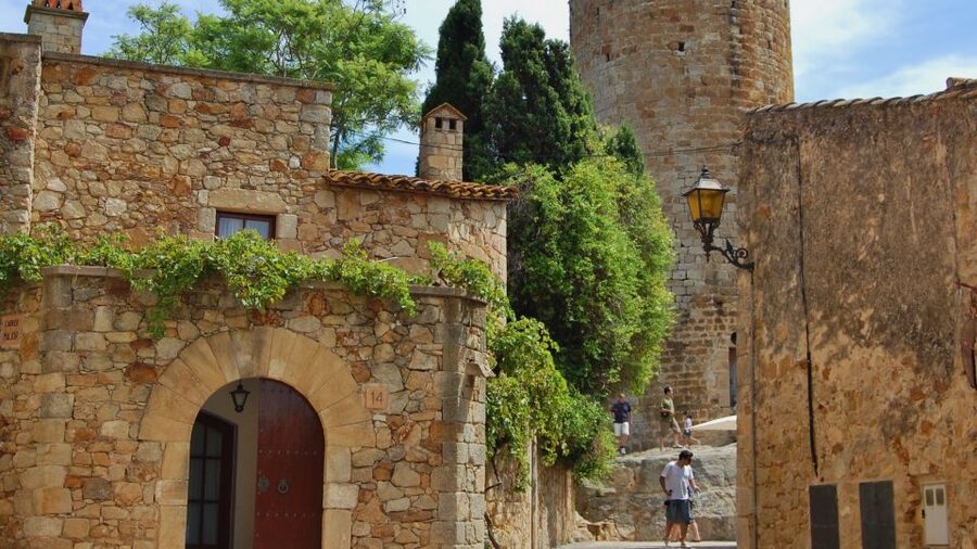 Barcelona: Girona Game of Thrones Private Tour with Pickup - Arabic Baths and Girona’s medieval character