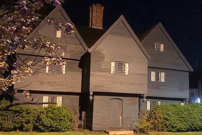 Best Hocus Pocus Movies & More Tour - Salem Common and the most useful Hocus Pocus stops