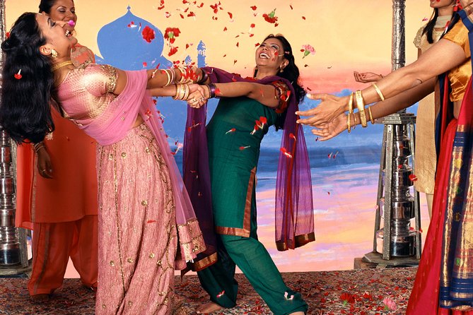 Bollywood Studio Tour in Mumbai - The nine-hour option: Juhu, Bandra, cinema, and dinner