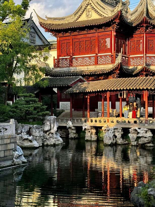 China Hollywood and Yiwu-the offline Temu commercial heaven - Yu Garden begins the Shanghai portion