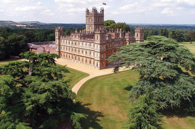 Downton Abbey Black Taxi Tour from London with Highclere Castle - What the guide adds to the filming locations
