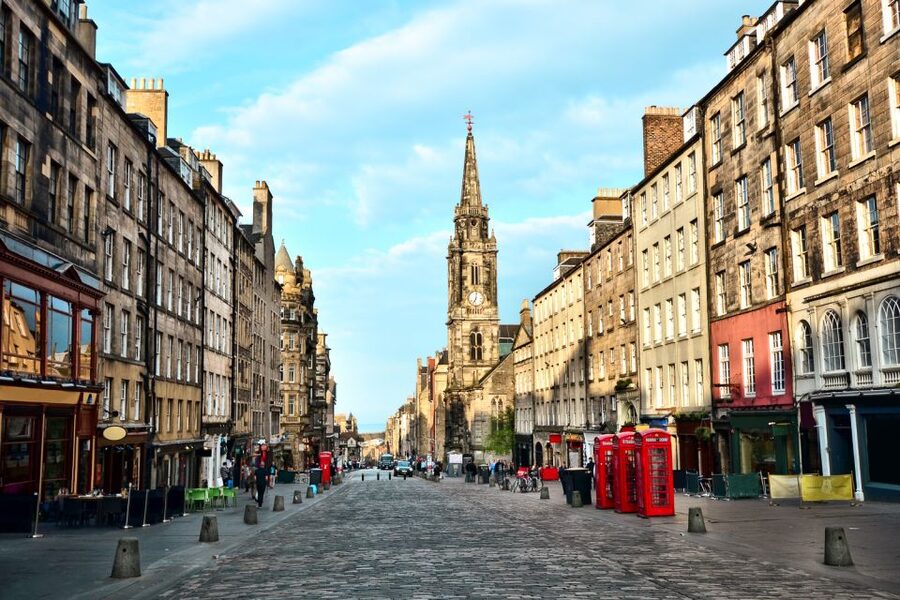 Edinburgh: Guided Harry Potter Tour in French - Walking through the Old Town’s narrow streets