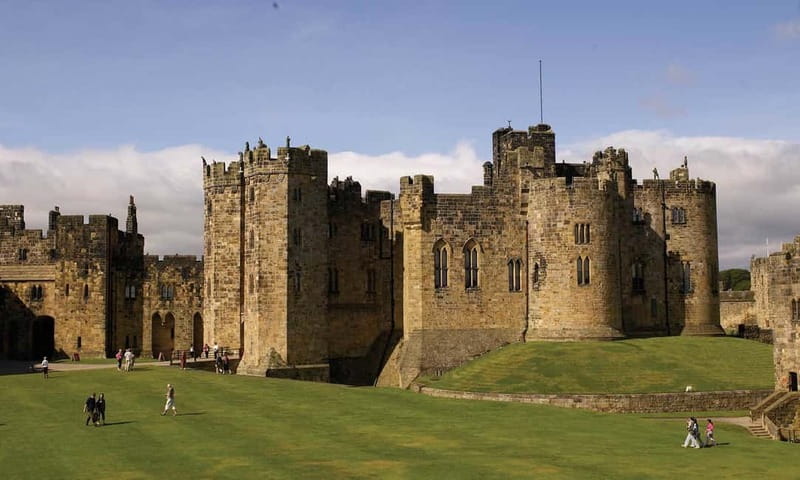 Edinburgh: Harry Potter and English Castles Tour in Spanish - Key points to know before you book