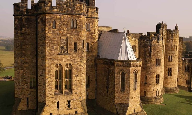 Edinburgh: Harry Potter and English Castles Tour in Spanish - Meeting in Edinburgh and crossing the border