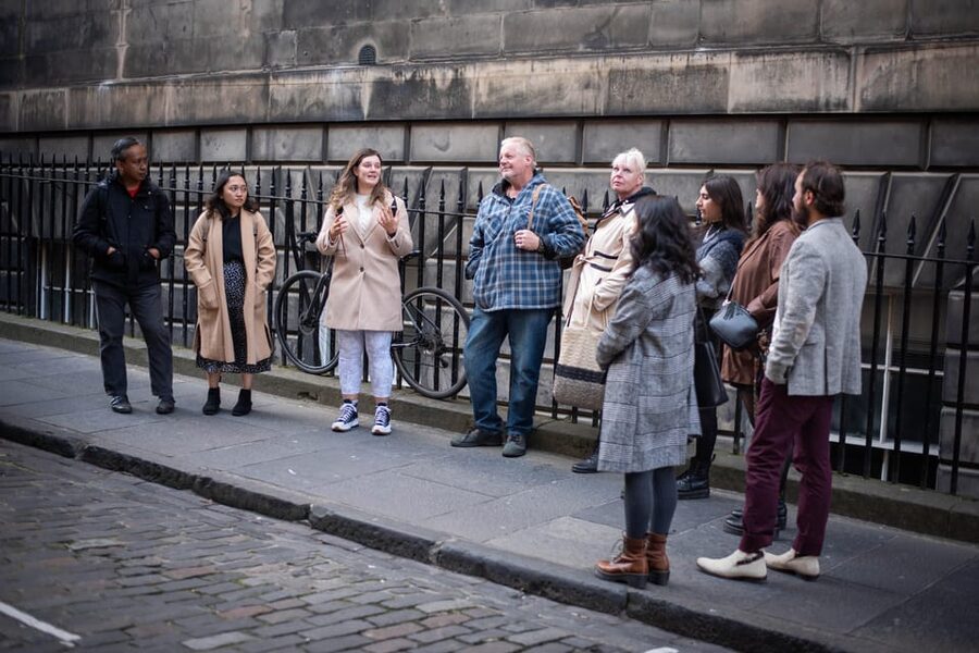 Edinburgh: Harry Potter Tour & Amazing Illusions Experience - Greyfriars Kirkyard and Tom Riddle’s grave