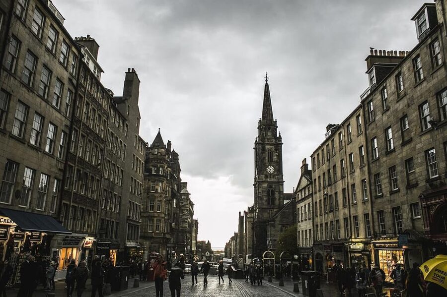 Edinburgh: Harry Potter Tour & Amazing Illusions Experience - Edinburgh Castle views and Victoria Street