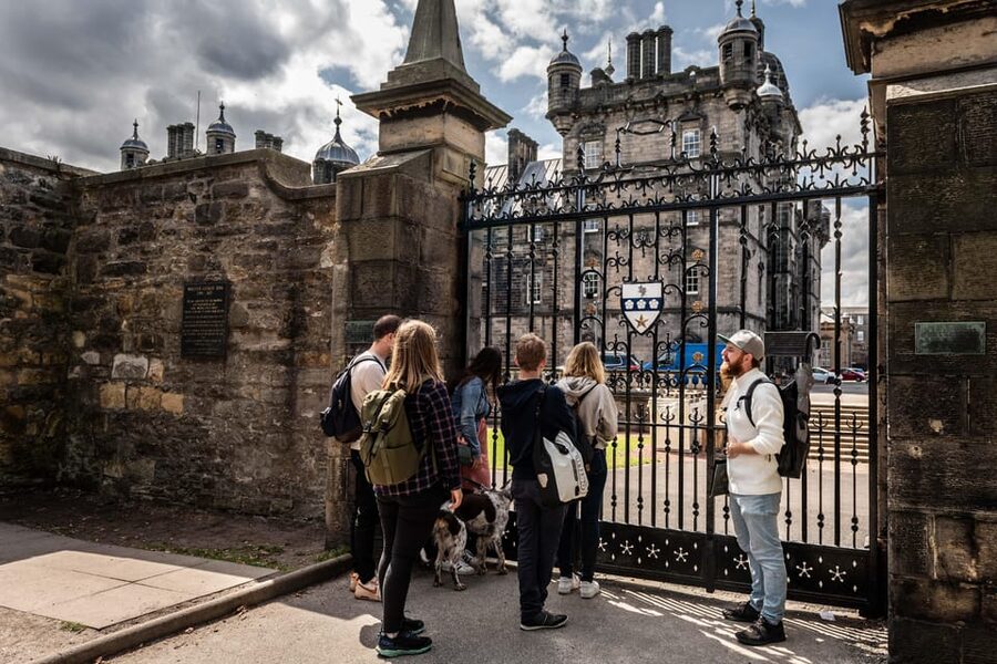 Edinburgh: Harry Potter Wizarding Walking Tour (Private) - Greyfriars Kirkyard and Tom Riddle’s Grave