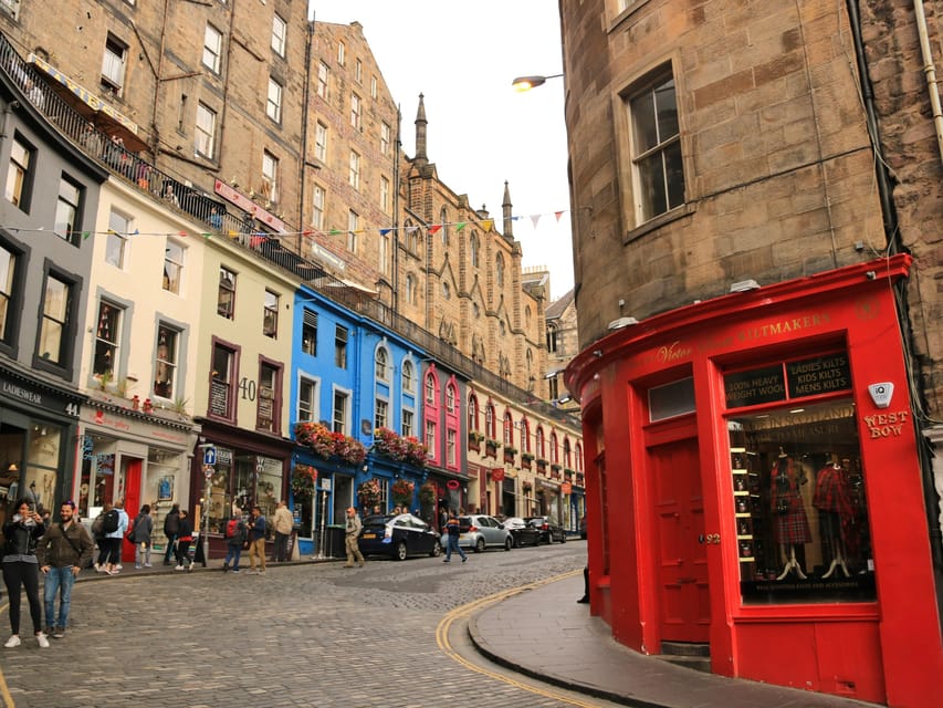 Edinburgh - Magical Harry Potter Highlights & Wizards Tour - Greyfriars Bobby and the move toward the museum