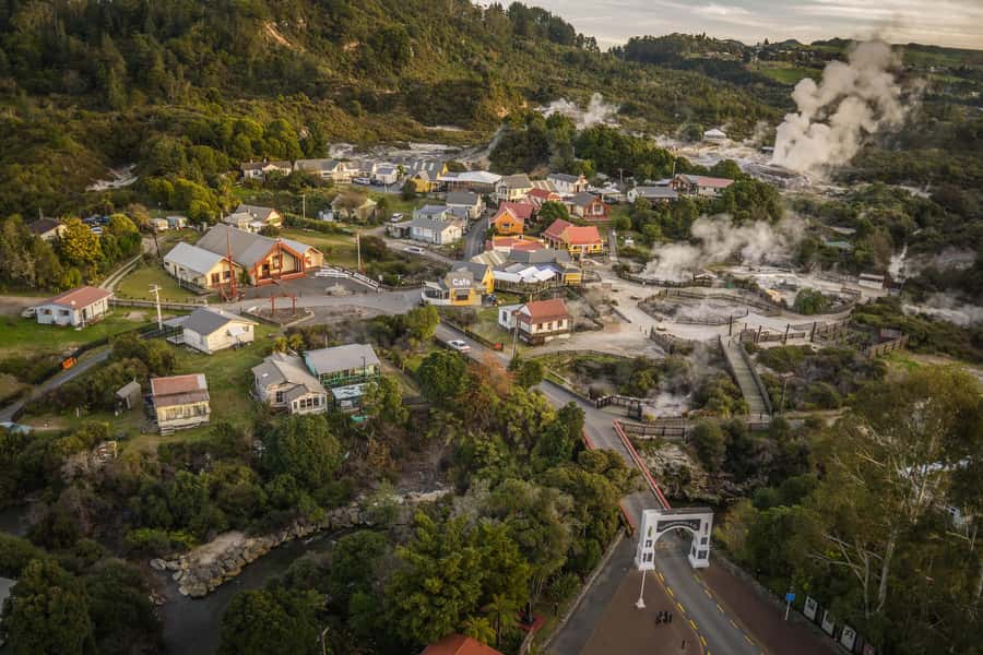 Ex Auckland: Hobbiton & Rotorua Māori Village w Hangi Lunch - Whakarewarewa: geothermal activity in a living Māori community