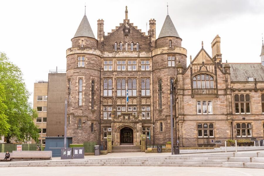 French Language : Original Harry Potter Tour of Edinburgh - City Chambers and Rowling’s golden handprints