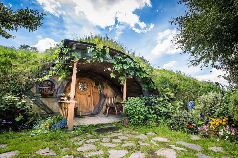 From Auckland: Hobbiton & Waitomo Caves Day Trip with Lunch - Lunch and the practical middle of the day