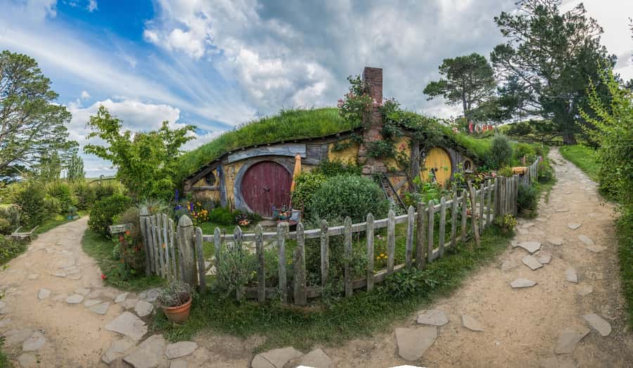 From Auckland: Hobbiton & Waitomo Caves Day Trip with Lunch - Hobbiton, where the film set feels like a real village
