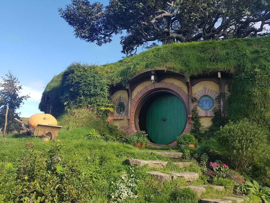 From Auckland: Two-Day Hobbiton, Rotorua, Waitomo Caves Tour - Hobbiton and the Green Dragon