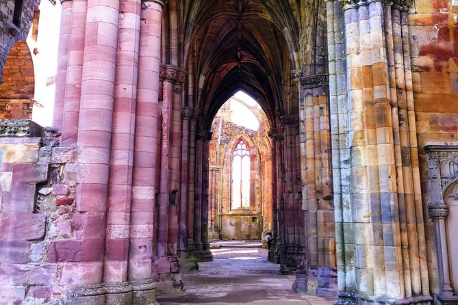 From Edinburgh: 1-day Outlander Tour - attractions included - Melrose Abbey and the Scottish Borders
