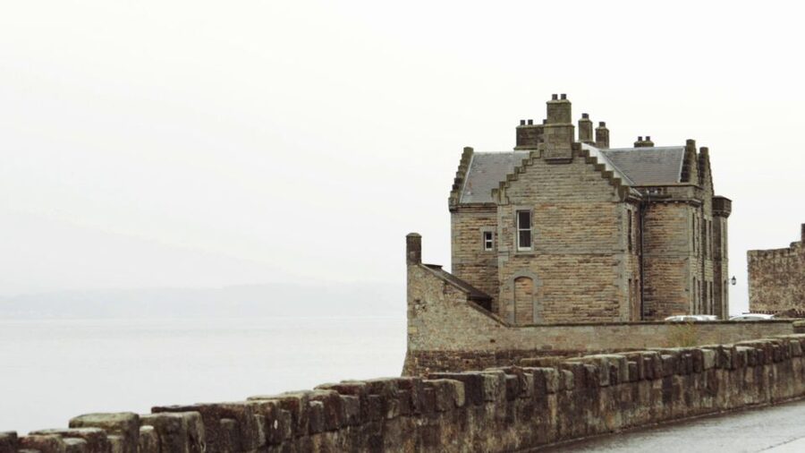 From Edinburgh: Outlander Full-Day Tour in Spanish - Doune Castle, from medieval stronghold to screen favorite