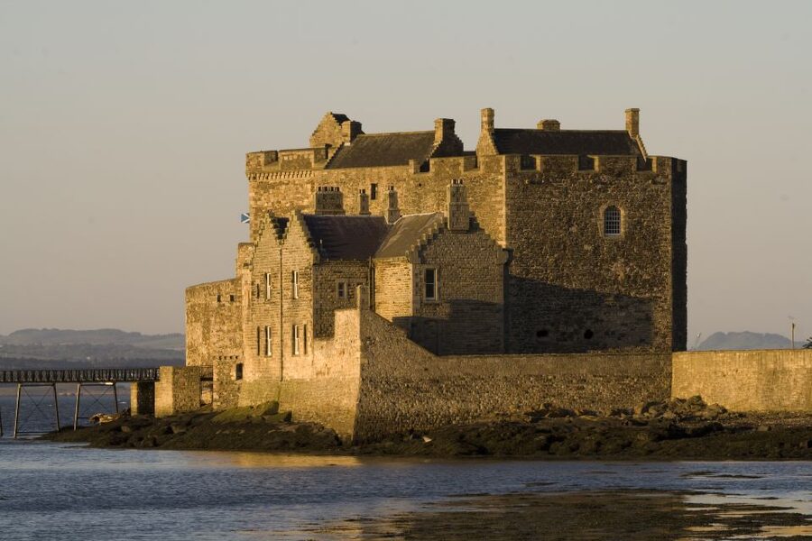 From Edinburgh: Outlander Full-Day Tour in Spanish - Blackness Castle and the fortress that became Fort William