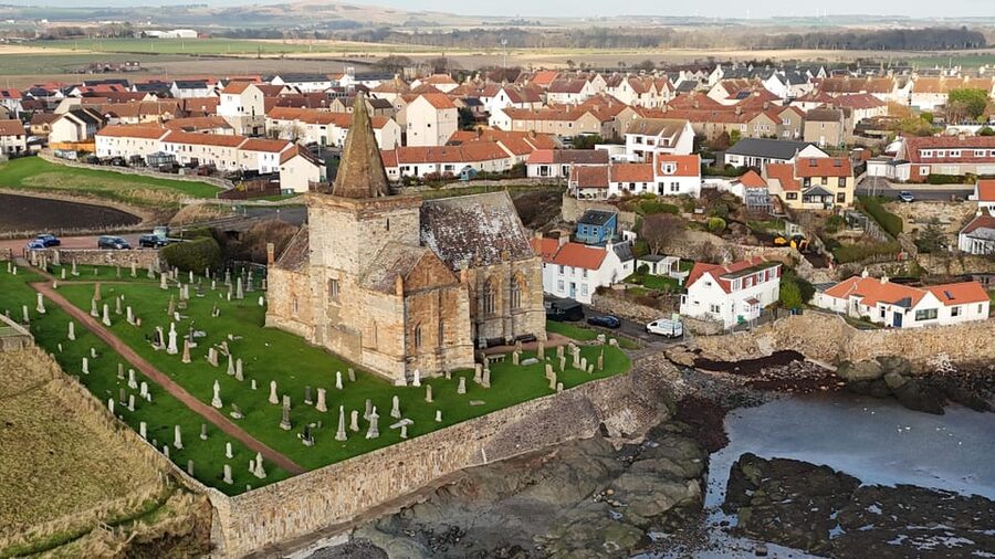 From Edinburgh: Private Outlander location tour - Dysart Harbour as Le Havre