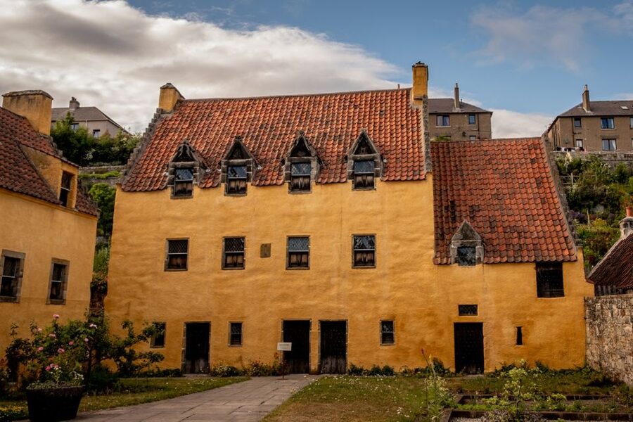 From Glasgow: Outlander Adventure Tour with Tickets - Falkland: Outlander’s 1940s Inverness