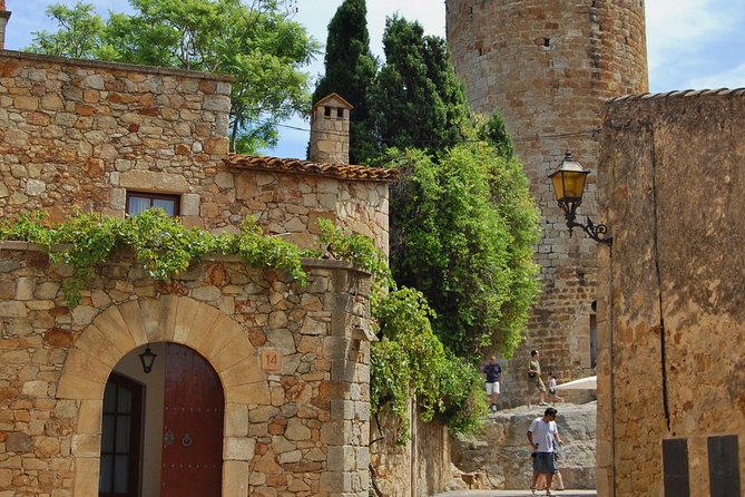 Game of Thrones: Medieval Girona Private Tour with Hotel pick-up - Walking the Roman-era walls