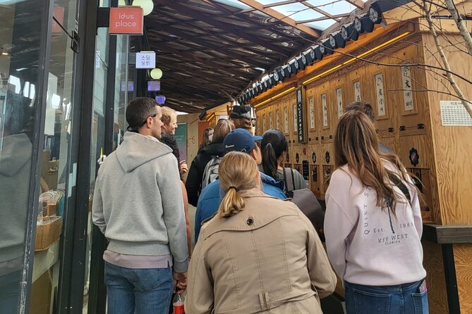 Gwangjang market Netflix Food Walking Tour with Insadong - Why the guide can shape the experience