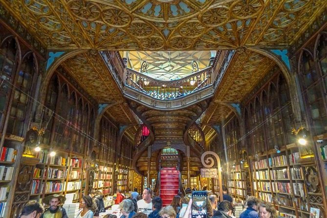Harry Potter and Lello Bookshop Tour : Highlights and Hidden Gems - The Gryfinndor Fountain and Smaller Details