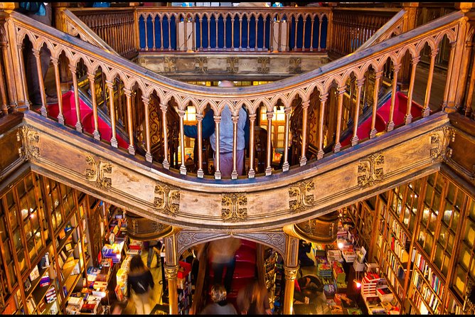 Highlights & Hidden Gems of a Harry Potter Tour - Livraria Lello and the famous staircase