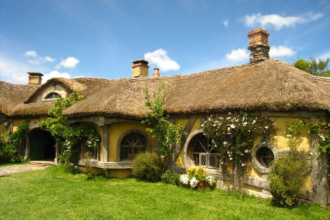 Hobbiton and Waitomo Caves Small Tour from Auckland - Beyond the Door and the Green Dragon Inn
