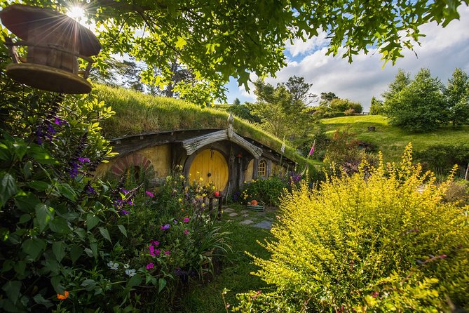 Hobbiton Movie Set Small Group Fully Guided Day Tour from Auckland - Small groups, long roads, and vehicle comfort