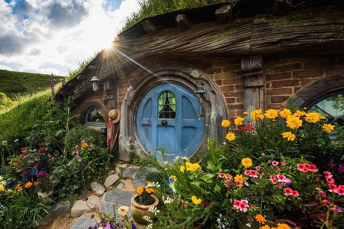 Hobbiton & Rotorua including Wai-O-Tapu - Small Group Tour from Auckland - Crossing Waikato by small van