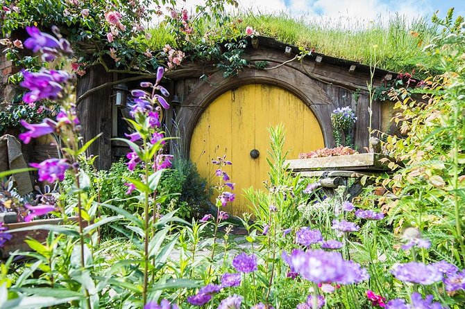 Hobbiton & Rotorua including Wai-O-Tapu - Small Group Tour from Auckland - A drink at the Green Dragon Inn