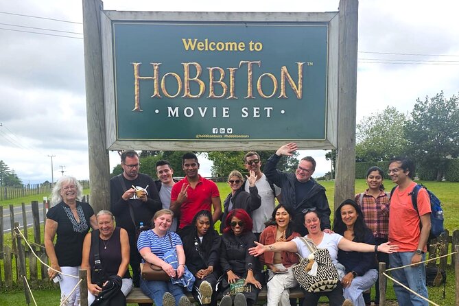 Hobbiton & Rotorua including Wai-O-Tapu - Small Group Tour from Auckland - Tirau and the short roadside stop