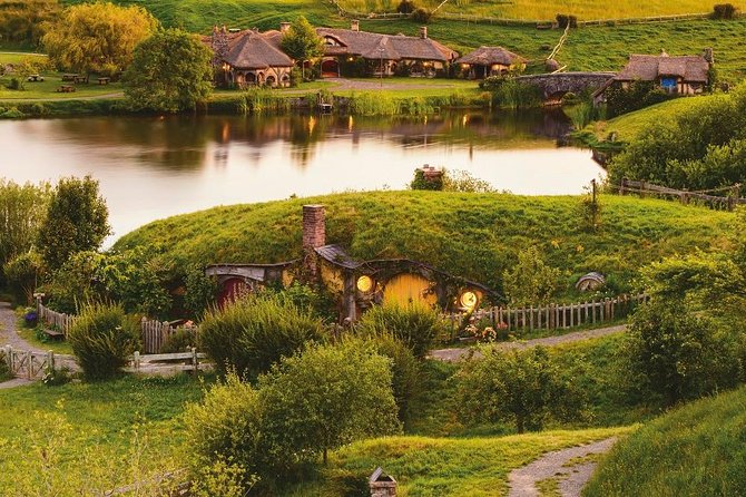 Hobbiton & Waitomo Caves Guided Day Trip from Auckland incl lunch - Hobbiton Movie Set: three hours in Middle-earth