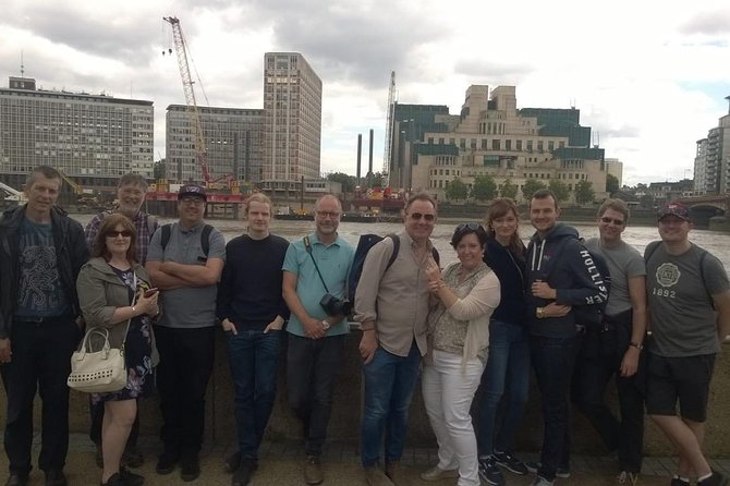 James Bond Filming Locations: Private Black Cab Tour in London - What the black cab adds to the experience