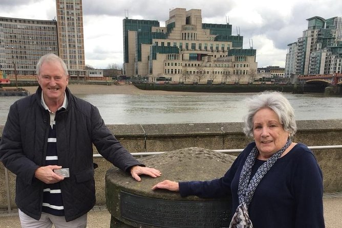 James Bond Filming Locations: Private Black Cab Tour in London - Smithfield Market, St. Paul’s, and the eastern film locations