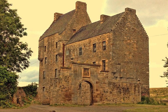 Jamie Fraser Outlander tour to Lallybroch tours Edinburgh - Linlithgow Palace and Wentworth Prison